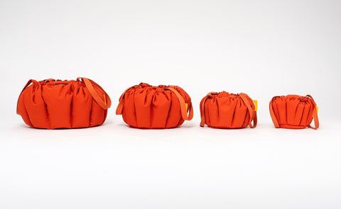 Différentes tailles du sac Terracotta rouge (commençant par L à gauche puis XS à droite) 