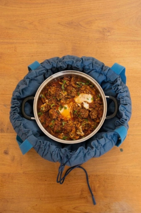 Tajine de Kefta aux oeufs dans le sac Jack Meal en Bleu roy taille M