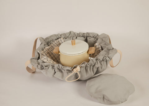 2. Mettez votre casserole avec son couvercle dans le sac